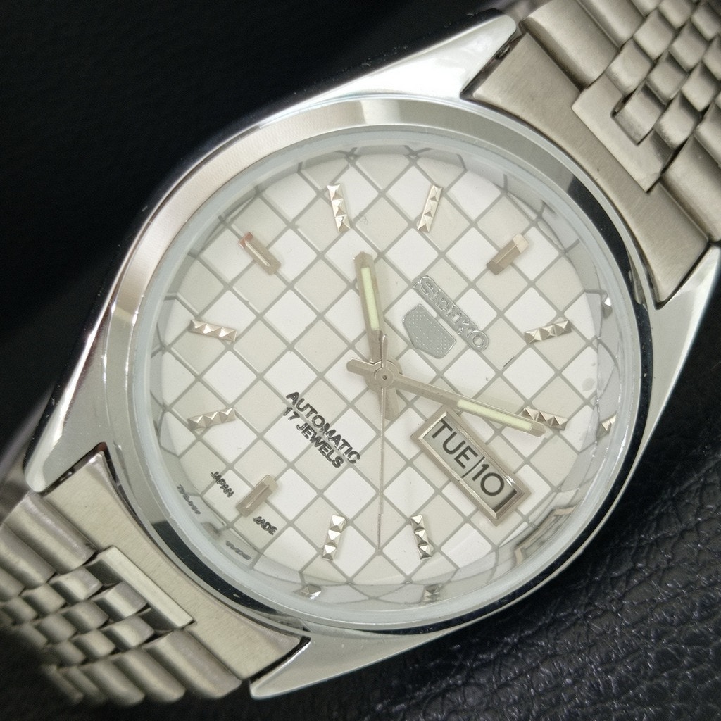Vintage 1975 Seiko Automatic Mens Silver Watch WDaydate  Silver Accents